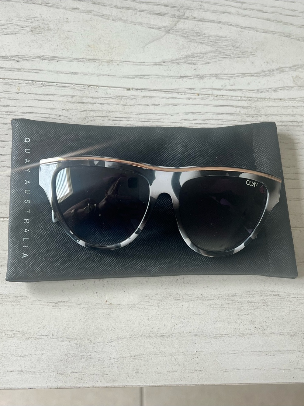 Quay Australia “Flight Risk” Sunglasses Black White Marbled w/ Gold Accent- NWT